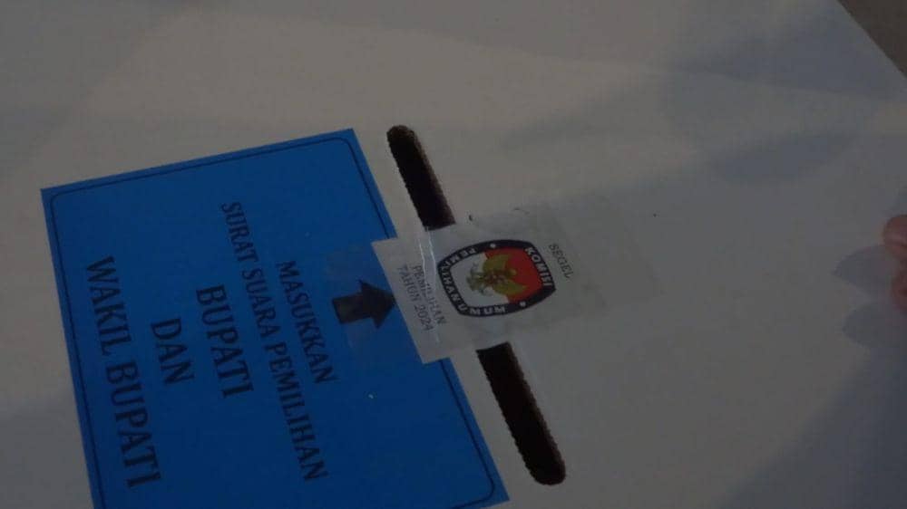 Petugas PPK dan PPS melakukan proses setting dan packing logistik Pilkada di Tulungagung. IDN Times/ Bramanta Pamungkas