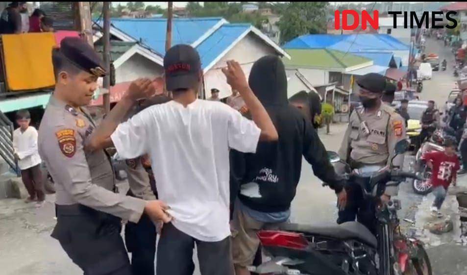 Direktorat Reserse Narkoba (Ditresnarkoba) Polda Kalimantan Timur (Kaltim) menggerebek kawasan Gunung Bugis, Kampung Baru Ujung di Balikpapan, Senin (11/11/2024). (IDN Times/Hilmansyah)