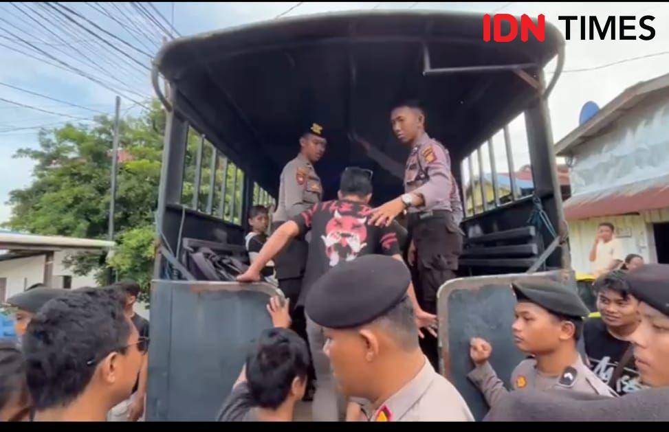 Direktorat Reserse Narkoba (Ditresnarkoba) Polda Kalimantan Timur (Kaltim) menggerebek kawasan Gunung Bugis, Kampung Baru Ujung di Balikpapan, Senin (11/11/2024). (IDN Times/Hilmansyah)