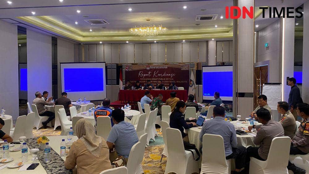 Rapat koordinasi membahas pelaksanaan debat Pilkada Balikpapan, Selasa (12/11/2024). (IDN Times/Erik Alfian)