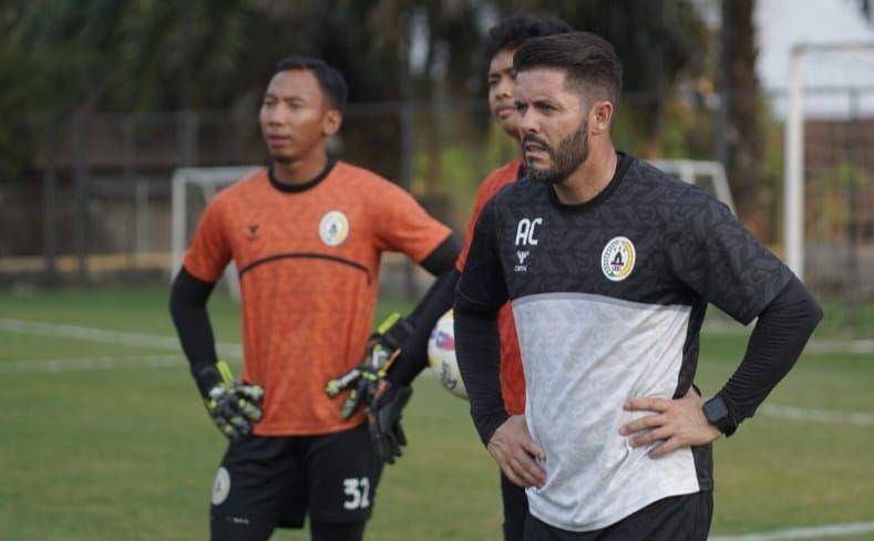 Pelatih kiper PSS, André Croda mematangkan program latihan untuk meningkatkan penampilan, ketangguhan mental dan fisik sekaligus pembenahan aspek teknis pemain. (pssleman.id)