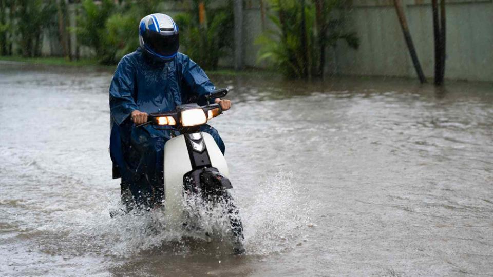Kenapa Motor Jangan Dipakai Menerobos Banjir? Ini 5 Alasannya
