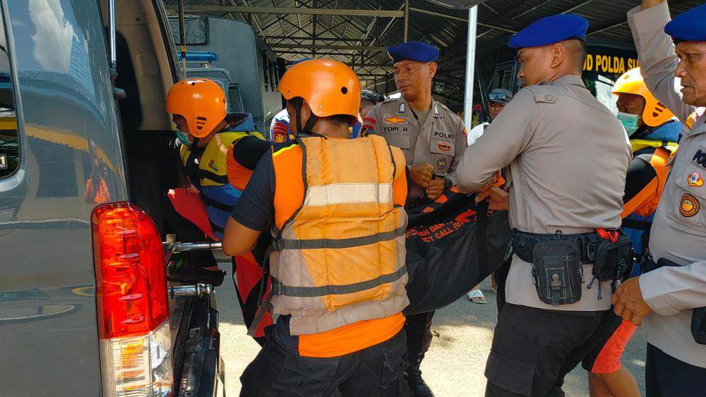 Tim SAR gabungan saat mengevakuasi korban kecelakaan Speedboat di Sungai Musi. (IDN Times/istimewa)