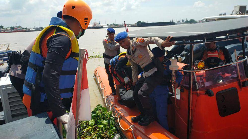 Tim SAR gabungan saat mengevakuasi korban kecelakaan Speedboat di Sungai Musi. (IDN Times/istimewa)