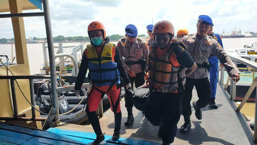 Tim SAR gabungan saat mengevakuasi korban kecelakaan Speedboat di Sungai Musi. (IDN Times/istimewa)