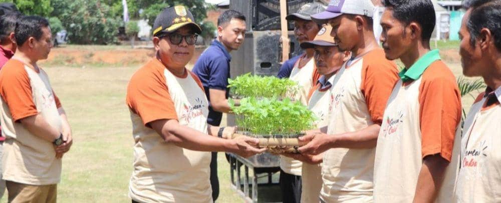 Penjabat Gubernur Lampung Samsudin melakukan penanaman cabai secara simbolis (instagram/lampungprov.official)