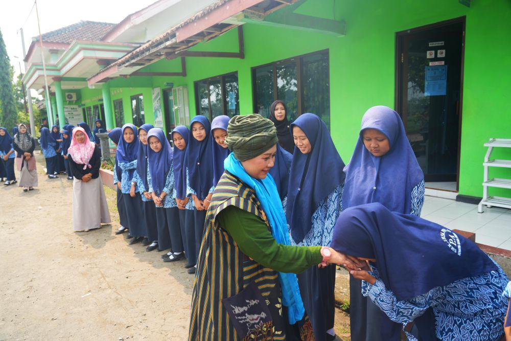 Cagub Luluk Janji Perhatikan Pendidikan Pesantren Jika Terpilih