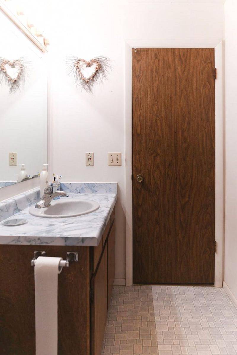 ide dekorasi pintu kamar mandi (vintagerevivals.com)