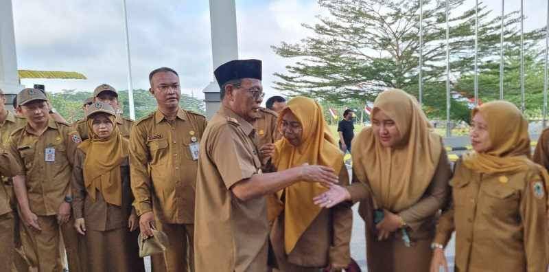 Berjabat tangan, Gubernur Kalsel Sahbirin Noor bersama pegawai lingkup Pemprov Kalsel.