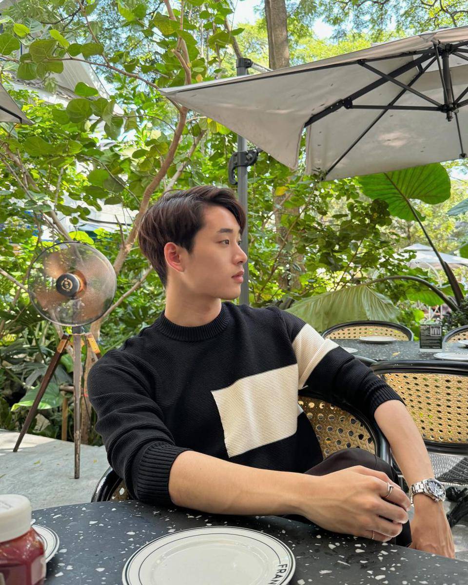 outfit knitted ala Est Supha (instagram.com/est_rvp)