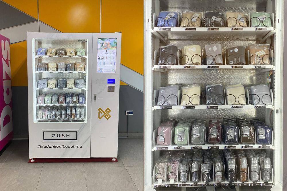 Tampak depan vending machine pertama DS Modest yang hadir di Stasiun MRT Istora Senayan, Jakarta. (dok. DS Modest)