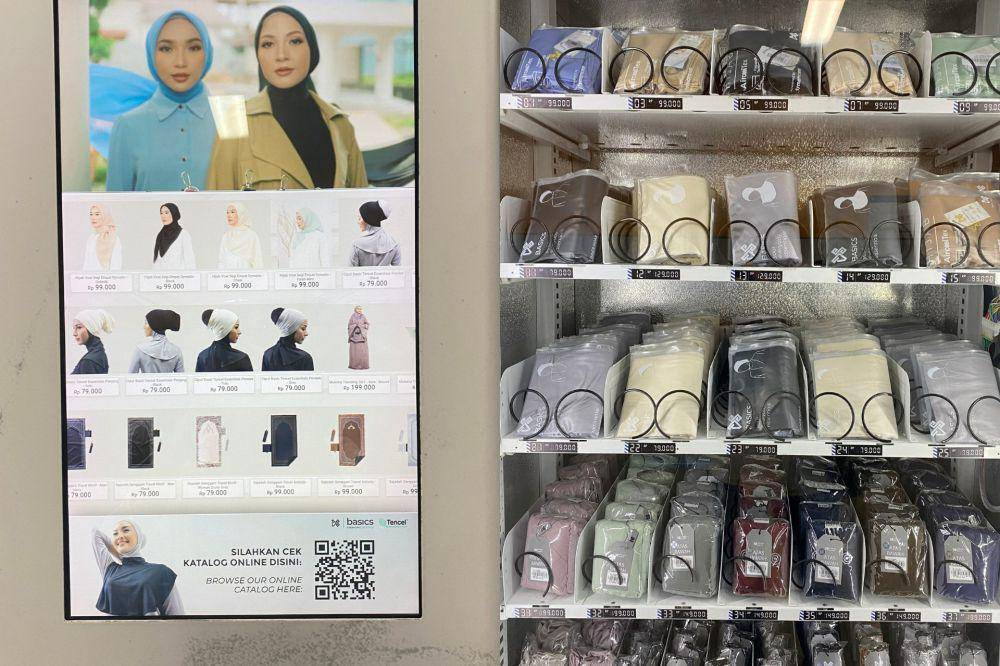 Deretan produk unggulan DS Modest yang tersedia dalam vending machine DS Modest yang hadir di Stasiun MRT Istora Senayan, Jakarta. (dok. DS Modest)