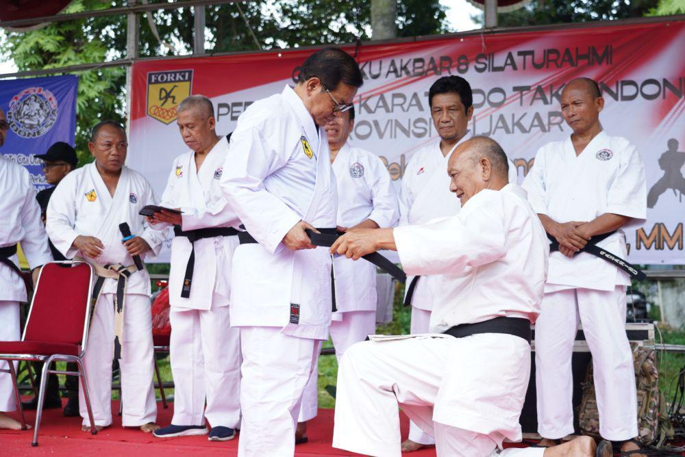 Pramono Dapat Sabuk Hitam Kehormatan dari Karate-do Tako Indonesia