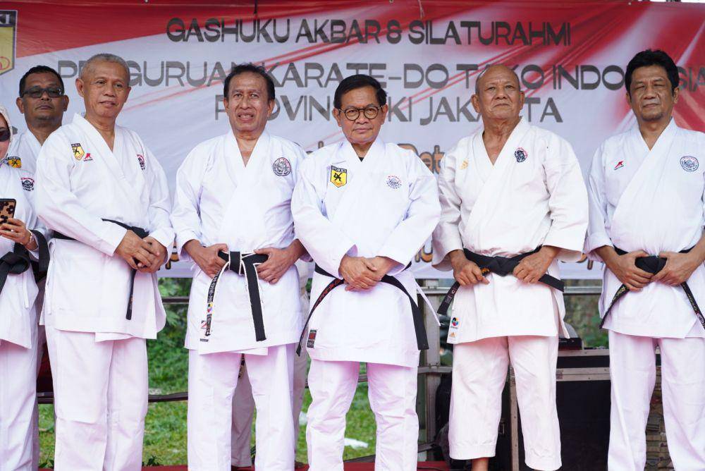 Calon Gubernur Jakarta nomor urut 3, Pramono Anung, resmi diangkat sebagai senior Perguruan Karate-do Tako Indonesia Provinsi Jakarta (dok. Tim Pramono Anung)