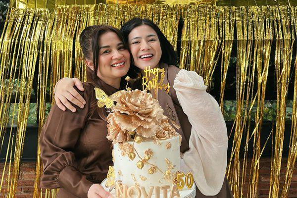 7 Potret Ultah Ke-50 Ibunda Felicya Angelista, Dapat Kejutan Manis