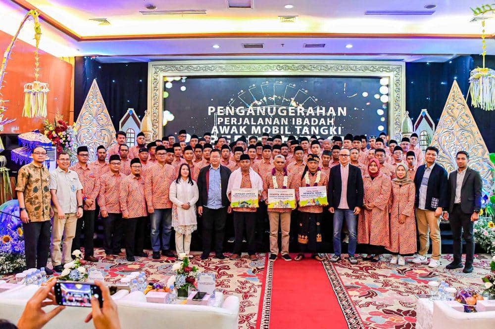 Reward perjalanan ibadah untuk awak mobil tangki dan pegawai PT Elnusa Petrofin yang berprestasi. (Dok PT Elnusa Petrofin)