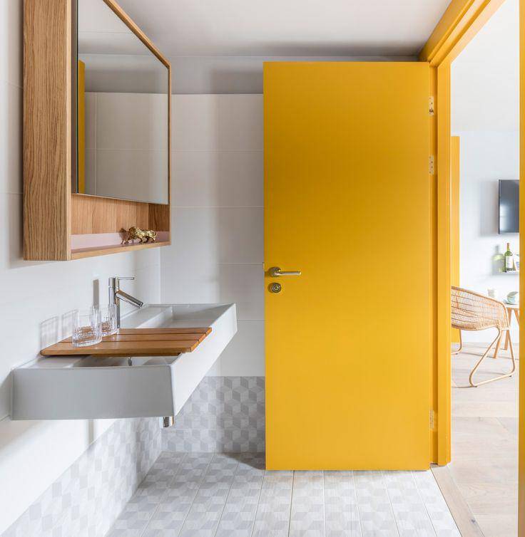 ide dekorasi pintu kamar mandi (dezeen.com)