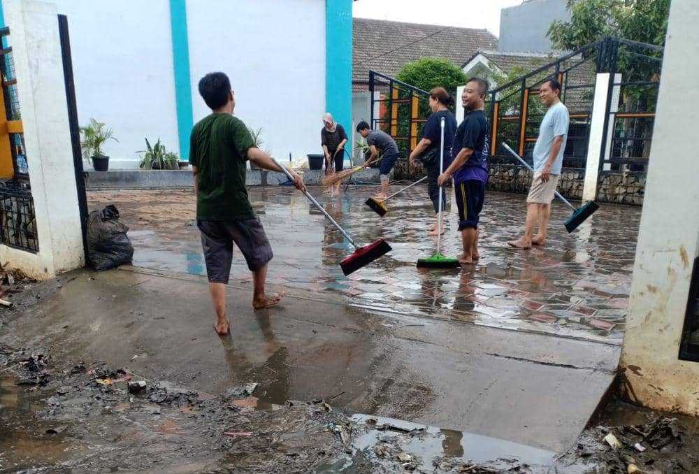 Getir Warga Taman Mangu, Perabot Eletronik Rusak Usai Banjir