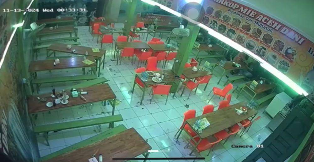 Kondisi warkop setelah diobrak-abrik geng motor (dok.istimewa)