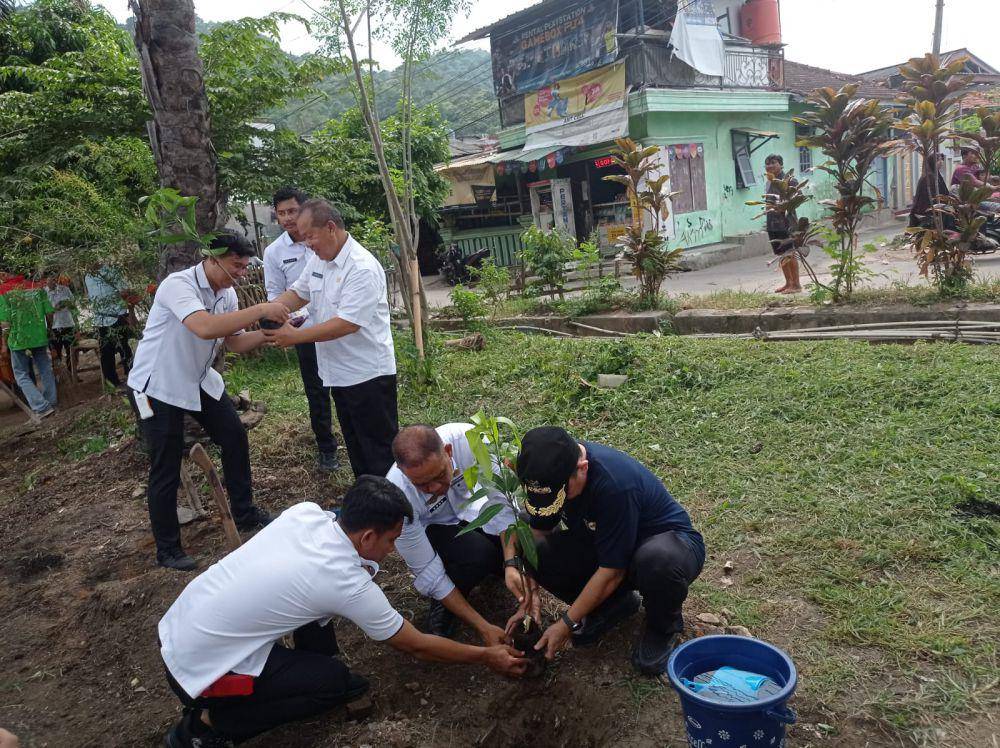 Pjs Walikota Bandar Lampung, Budhi Darmawan saat menanam pohon untuk menambah resapan. (IDN Times/Muhaimin)