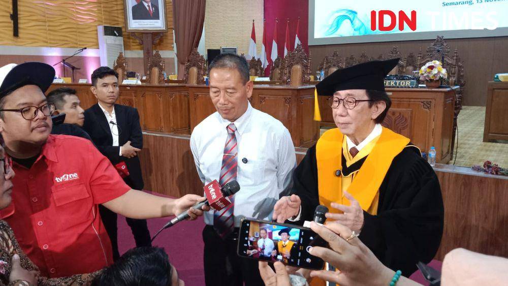 Dirut Sidomuncul Irwan Hidayat dan Rektor Unnes Prof S Martono saat memberi pernyataan kepada awak media. (IDN Times/Fariz Fardianto)