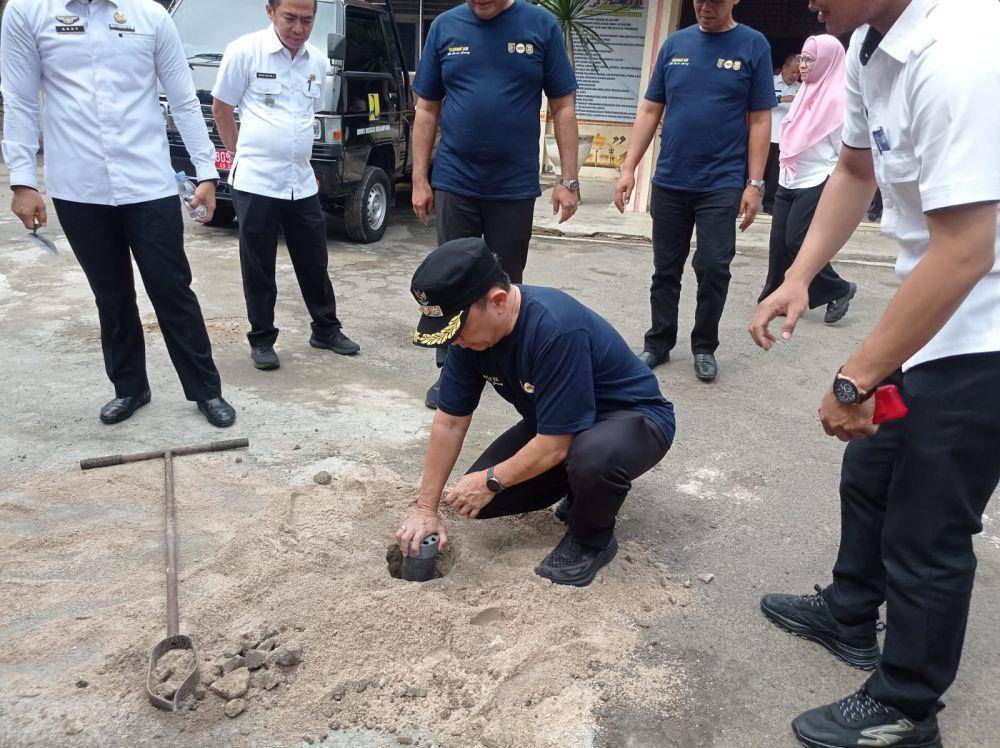 Pjs Walikota Bandar Lampung, Budhi Darmawan saat memasang biopori. (IDN Times/Muhaimin)