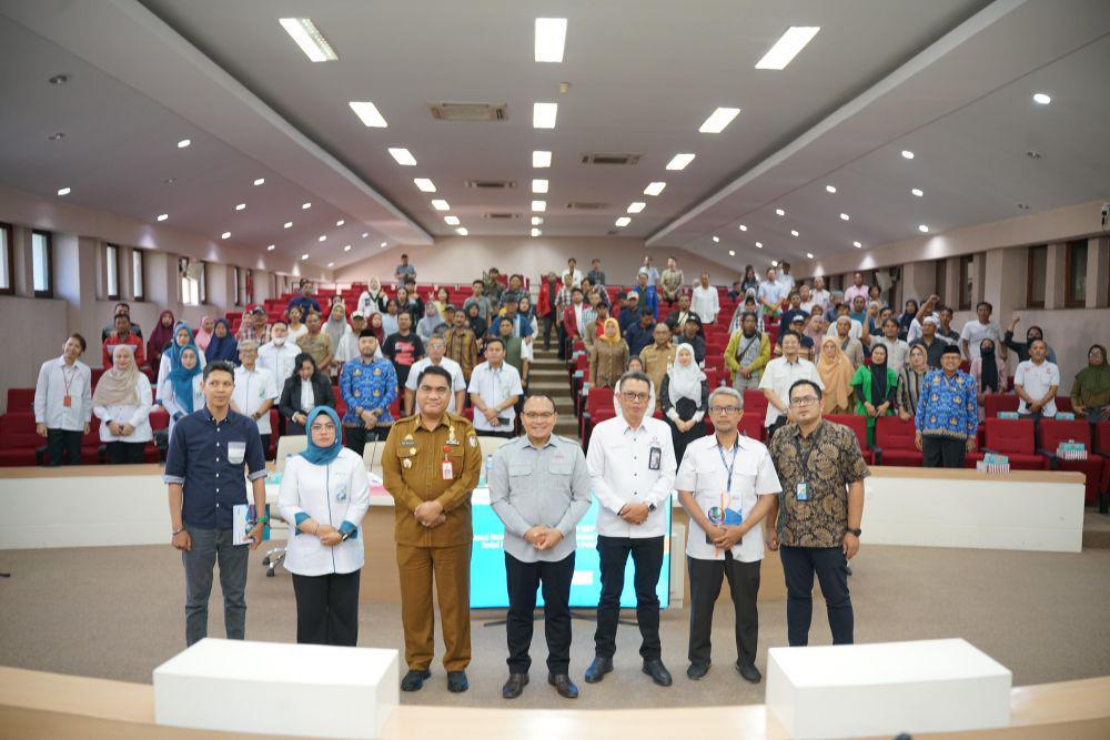 Ombudsman Republik Indonesia menyerahkan hasil evaluasi dan kajian sistematik penyelenggaraan jaminan sosial ketenagakerjaan kepada Pemerintah Kota Makassar. (dok. BP Jamsostek)