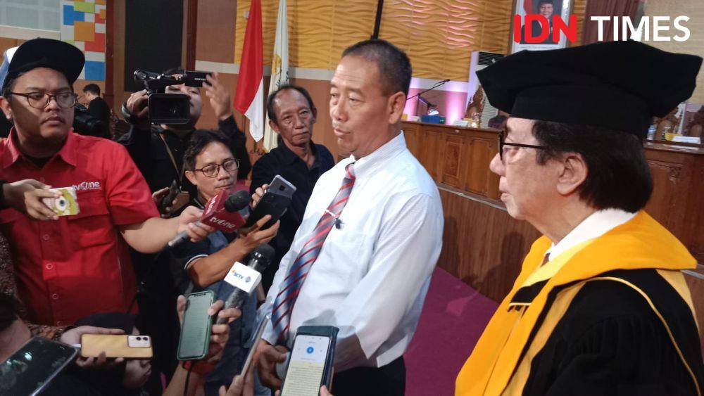 Rektor Unnes Prof S Martono menjelaskan alasannya memberikan gelar doktor kehormatan kepada Dirut Sidomuncul. (IDN Times/Fariz Fardianto)