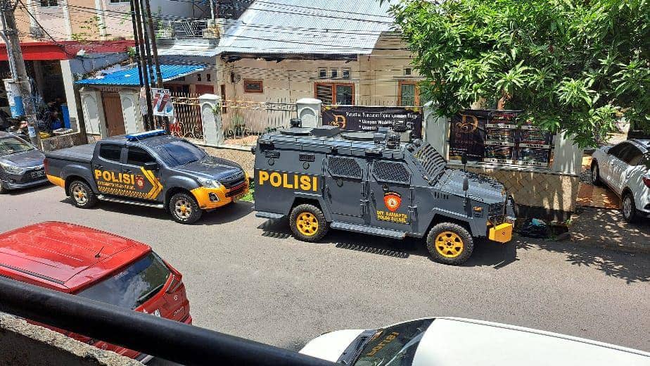 Kendaraan polisi saat berjaga di lokasi debat Pilgub Sulsel / IDN Times : Darsil Yahya
