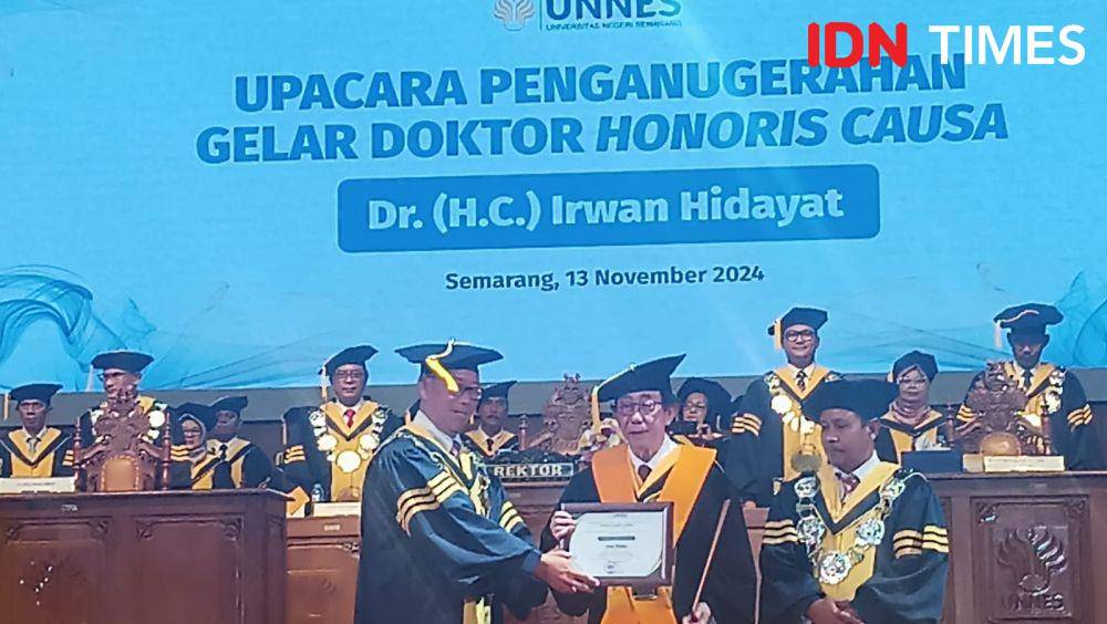Pemberian gelar doktor kehormatan kepada Dirut Sidomuncul Irwan Hidayat. (IDN Times/Fariz Fardianto)