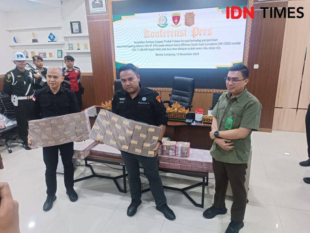 Konferensi pers perkembangan perkara dugaan korupsi terhadap pengelolaan dana Participating Interest 10 persen pada wilayah kerja Offshore South East Sumatera (WK OSES) senilai US$ 17.286.000. (IDN Times/Tama Yudha Wiguna).