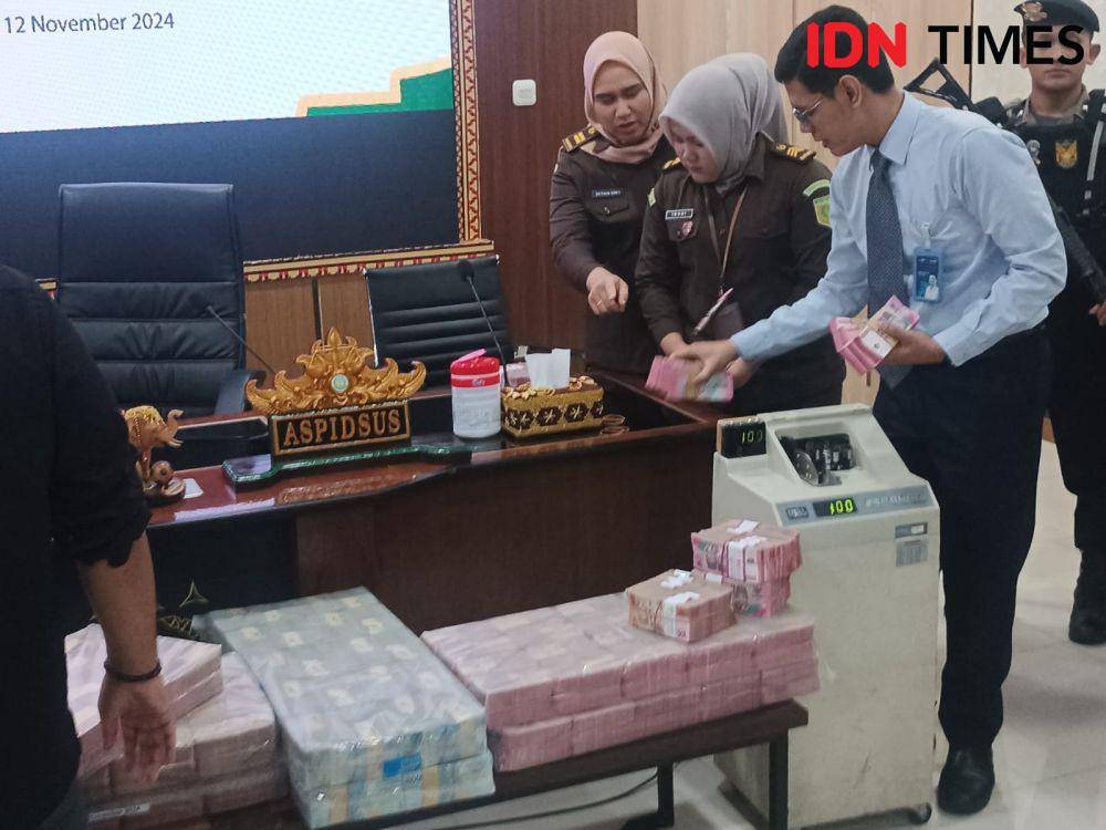 Konferensi pers perkembangan perkara dugaan korupsi terhadap pengelolaan dana Participating Interest 10 persen pada wilayah kerja Offshore South East Sumatera (WK OSES) senilai US$ 17.286.000. (IDN Times/Tama Yudha Wiguna).
