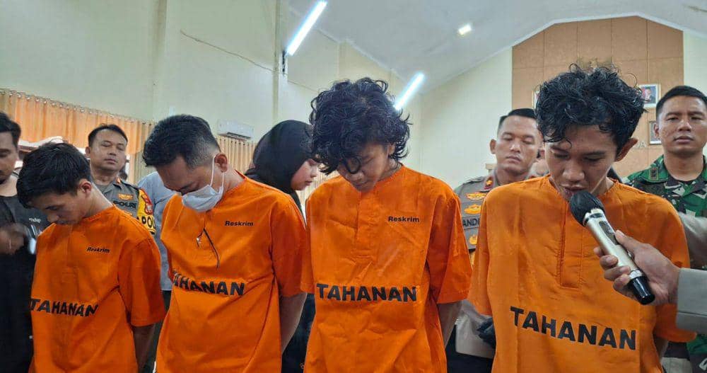 Para Tersangka Penyalahgunaan Pupuk dan BBM Bersubsidi Diringku Polres Cimahi. (Rizki/IDN Times)