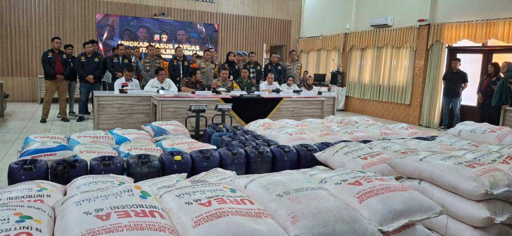Para Tersangka Penyalahgunaan Pupuk dan BBM Bersubsidi Diringku Polres Cimahi. (Rizki/IDN Times)