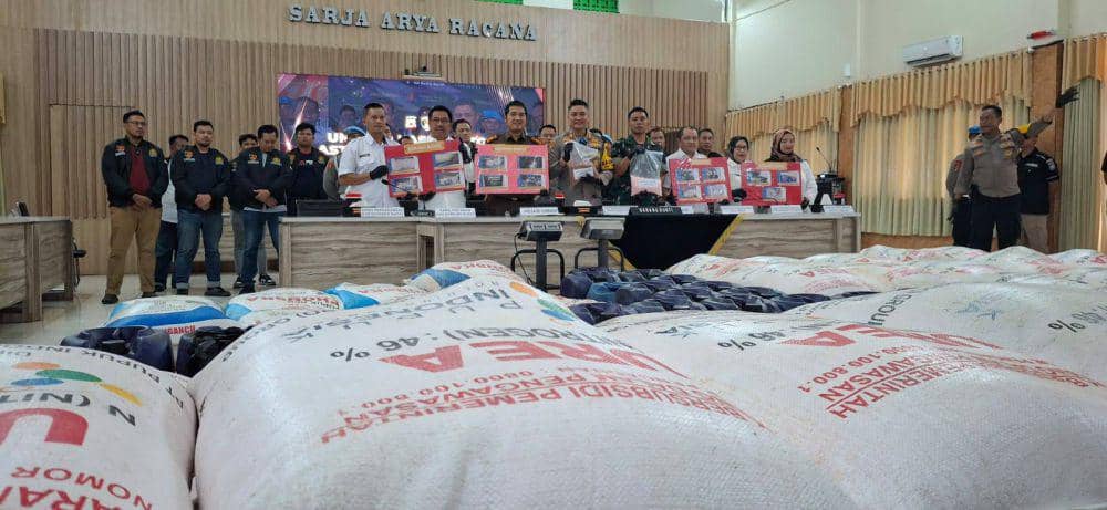 Para Tersangka Penyalahgunaan Pupuk dan BBM Bersubsidi Diringku Polres Cimahi. (Rizki/IDN Times)