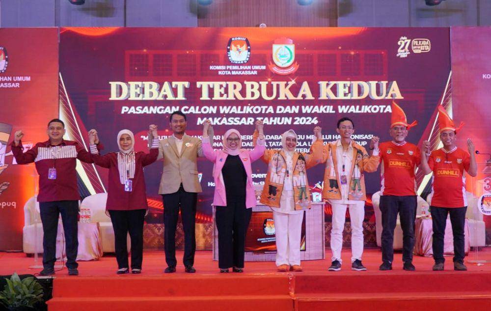 Keempat pasangan calon Wali Kota dan Wakil Wali Kota Makassar dalam debat kedua di Hotel Four Point by Sheraton, Rabu (13/11/2024)/Istimewa