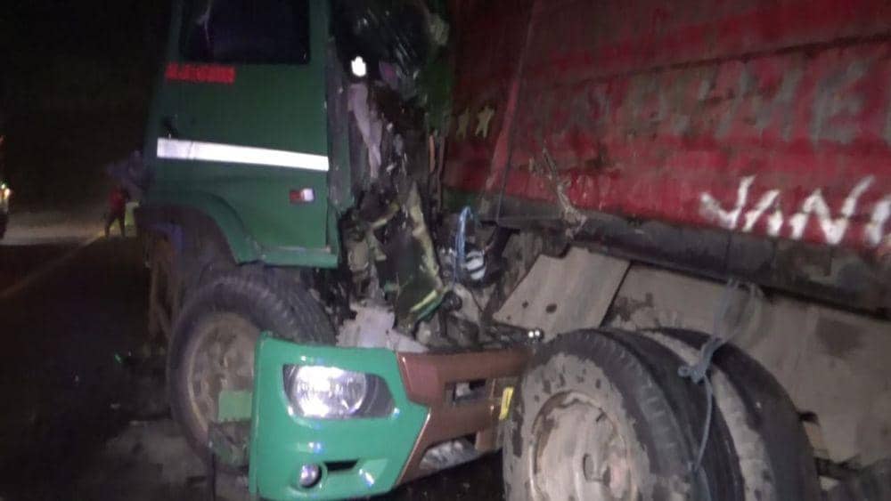 Truk Tangki Bio Solar Ringsek Tabrak Tronton Parkir di Ngawi