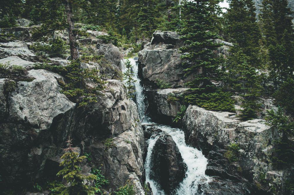 ilustrasi gunung dan air terjun (pexels.com/Shane Kell)