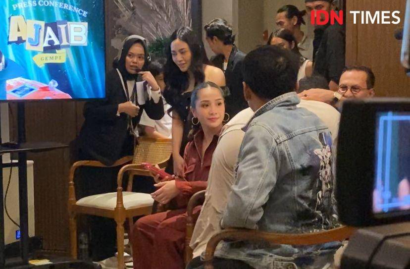 potret artis di press conference perilisan lagu “Ajaib” di Hutan Kota by Plataran, Jakarta, Rabu (13/11/2024) (dok. IDN Times/Rani Asnurida)