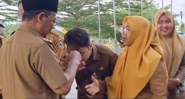 Paman Birin berjabat tangan bersama para pegawai di Pemprov Kalsel.