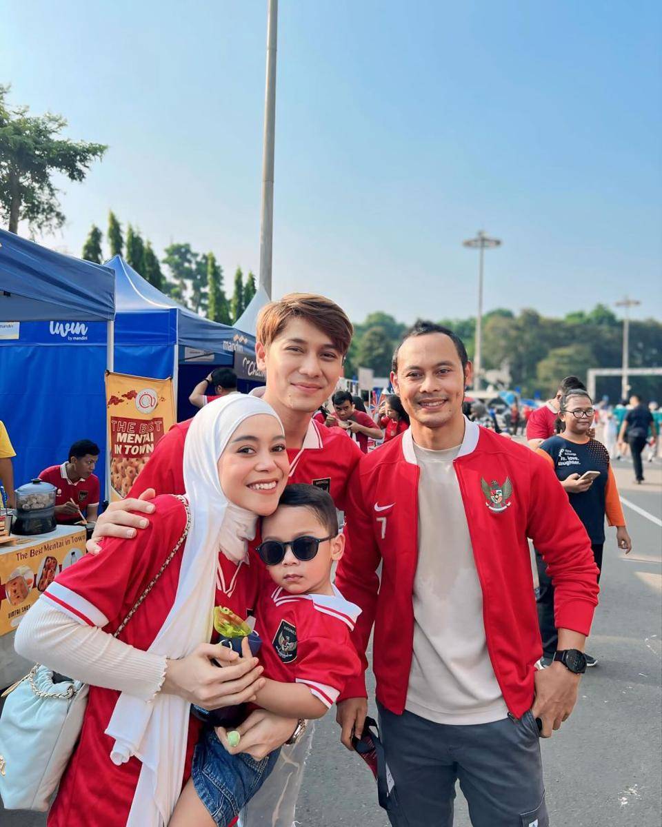 Ide outfit nonton Timnas Indonesia dari Lesti Kejora dan Rizky Billar (instagram.com/lestikejora)