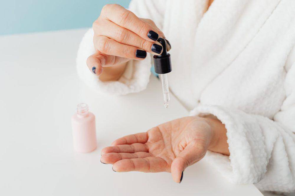 ilustrasi memakai retinol (pexels.com/Photo By: Kaboompics.com)