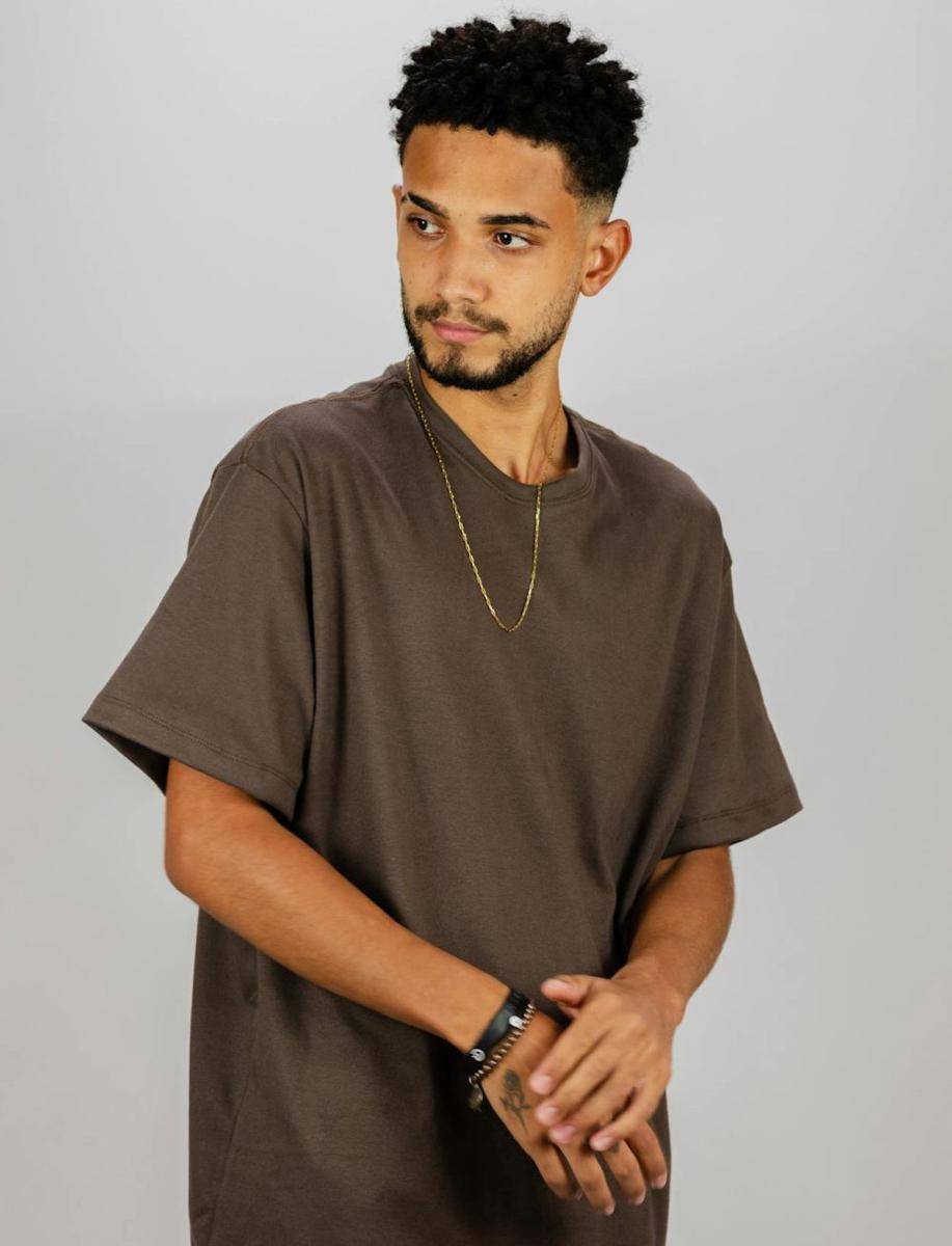 kaos warna cokelat (pexels.com/Marlon Alves)