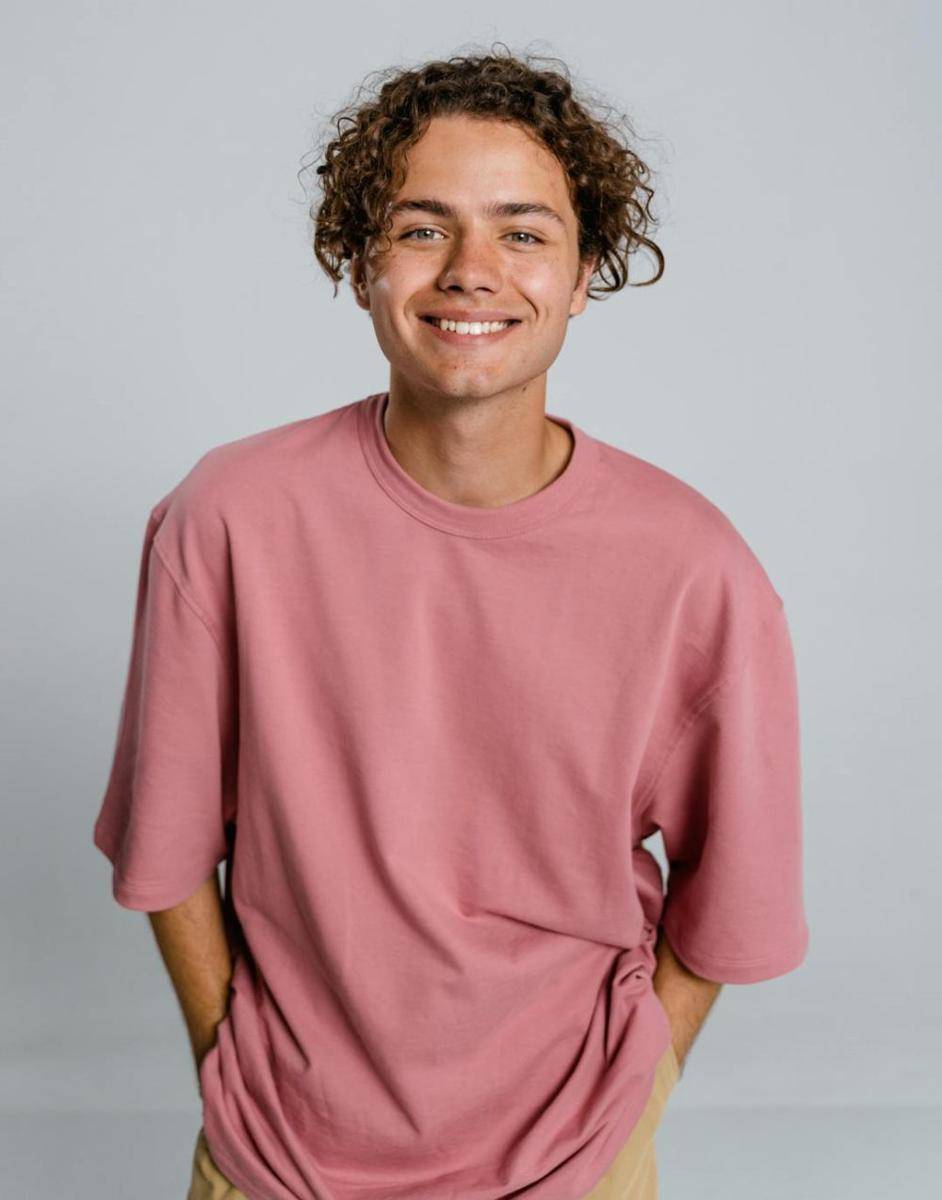 kaos warna pink (pexels.com/MART PRODUCTION)
