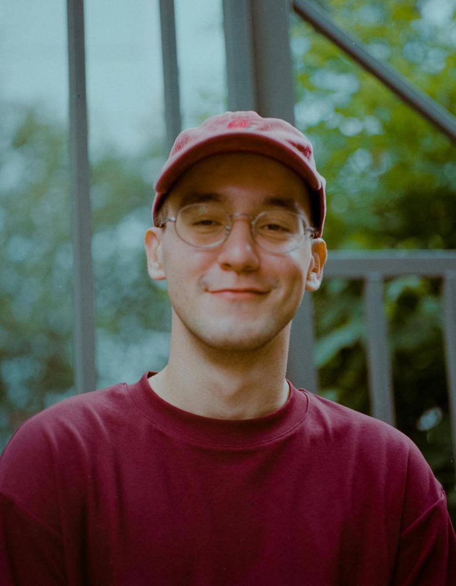 kaos warna maroon (pexels.com/Nurlan Tortbayev)