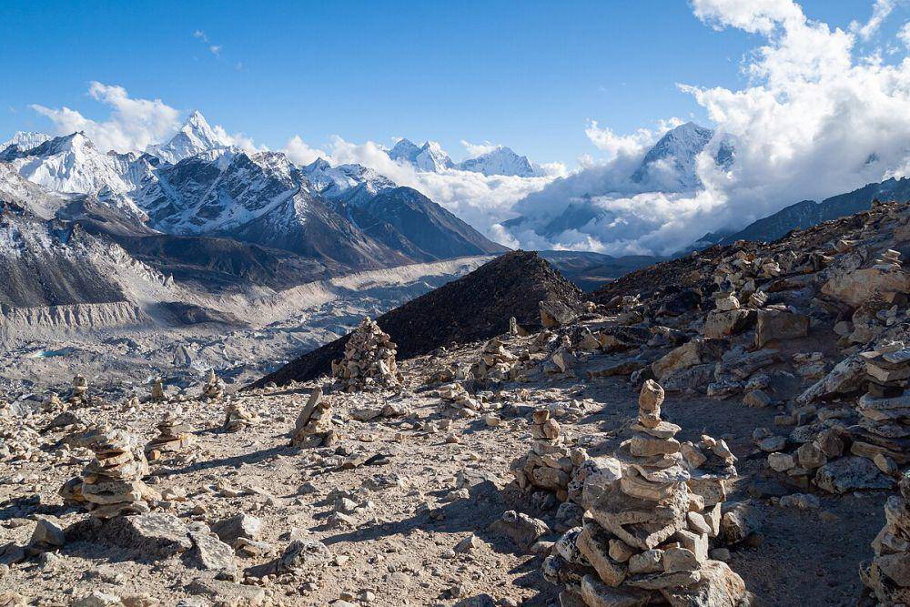 Berbagai jenis batuan bisa ditemukan di Pegunungan Himalaya yang membuktikan adanya proses tektonik dalam pembentukan tempat ini. (commons.wikimedia.org/Vyacheslav Argenberg/vascoplanet.com)