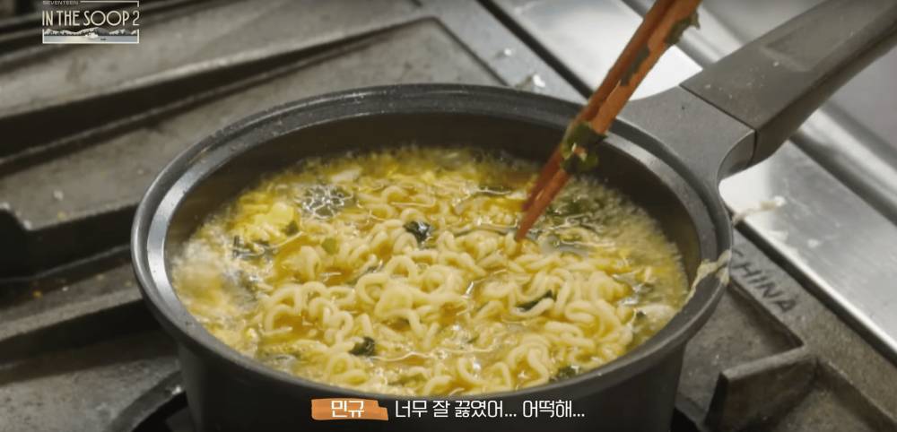 potret membuat ramyeon pedas ala Mingyu SEVENTEEN (dok. YouTube/INTHESOOP_TV)