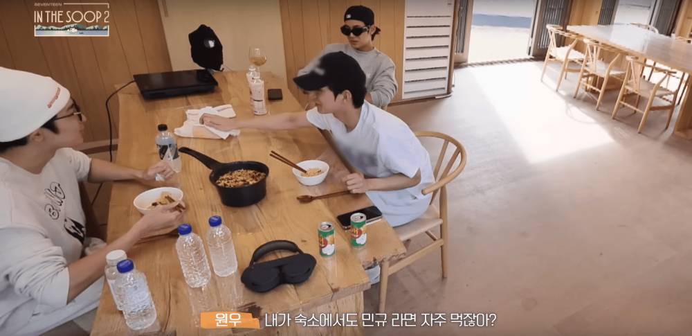 potret makan ramyeon pedas ala Mingyu SEVENTEEN (dok. YouTube/INTHESOOP_TV)