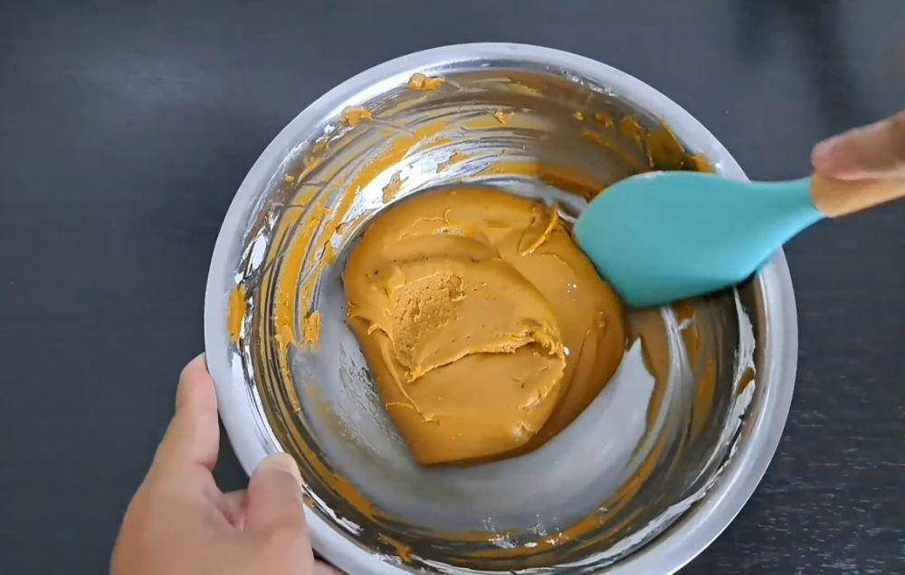 ilustrasi membuat adonan kue cincin tepung beras rose brand (YouTube.com/Arizky Family)