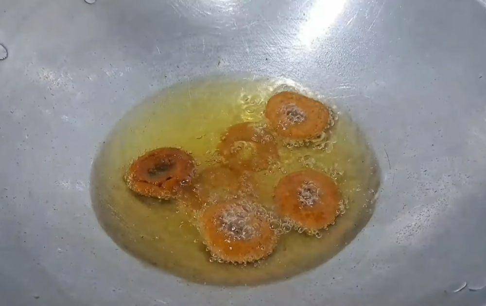 ilustrasi menggoreng kue cincin tepung beras Rose Brand (YouTube.com/Arizky Family)
